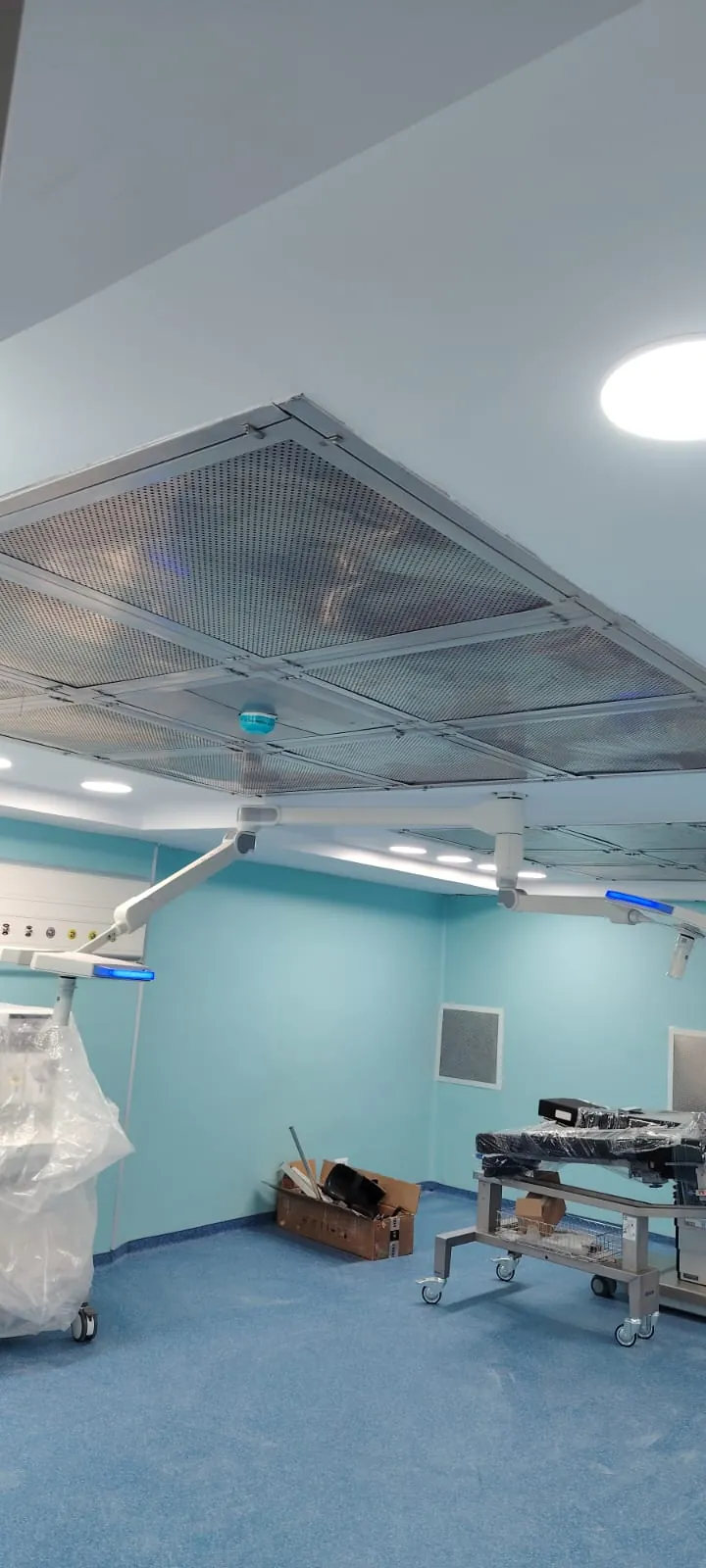 Operating theatre with a laminar airflow ceiling and surgical pendants