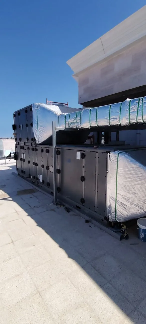 Rooftop air handling unit connected to insulated ductwork